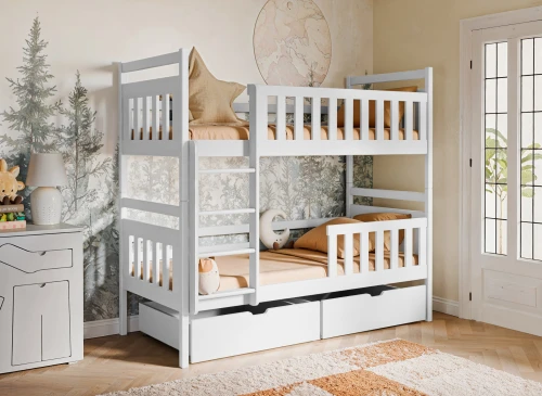 Hvid køjeseng i børneværelse med skovtema tapet og to rummelige opbevaringsskuffer.