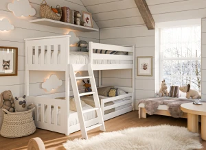 Hyggeligt børneværelse med hvid triple køjeseng, daybed og vindue med sneudsigt.