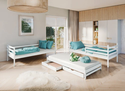 Lyst børneværelse med hvide træsenge: to enkeltsenge og en udtræksseng med opbevaring, turkis sengetøj, hvidt tæppe.