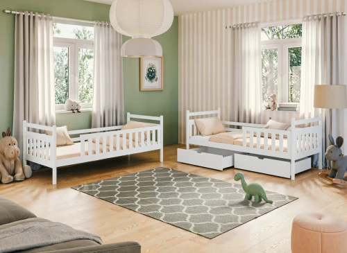 To hvide børnesenge med opbevaringsskuffer i lyst børneværelse med grønne og stribede vægge.