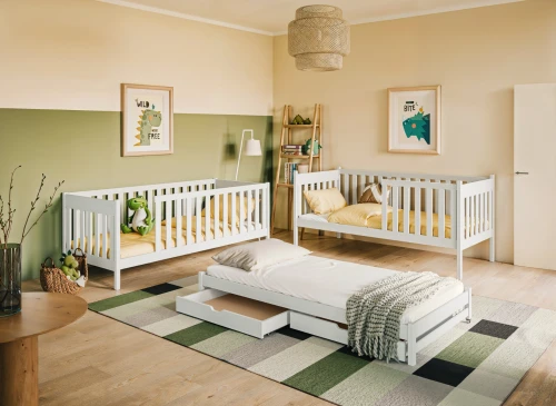 To hvide tremmesenge med gule dyner, udtræksseng og grøn-beige tæppe i børneværelse.