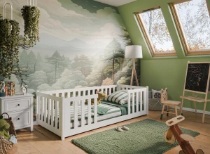 Hvid juniorseng i grønt børneværelse med skovtema, sengetøj og legetøj.