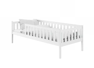 Hvid juniorseng med sengetøj og pude. Enkel og stilfuld design.