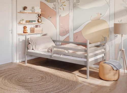 Grå træseng til barn med sengehest, vist i et indrettet børneværelse, sikkert og behageligt design.
