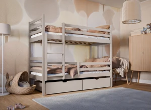 Børneværelse med grå køjeseng i træ, opbevaringsskuffer, sengetøj i beige nuancer og bløde tæpper. Hyggelig indretning.