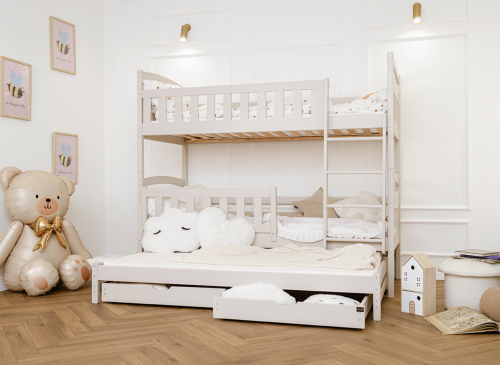 Stilfuld køjeseng i lyst træ med tre sovepladser og integrerede skuffer. Moderne og praktiske børnemøbler.