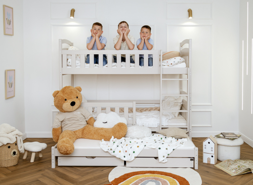 Tre drenge på øverste køje, bamse på nederste seng. Køjeseng med udtræksseng til tre børn.