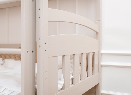 Lys beige køjeseng i træ med sengehest, moderne børneværelse indretning.