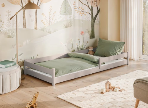 Børneseng i lys grå/beige med grønt sengetøj i et hyggeligt børneværelse med natur-tema tapet og legetøj.