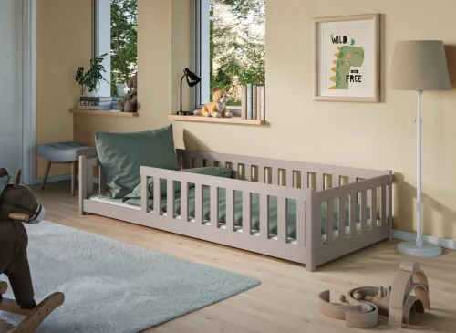 Børneværelse med grå børneseng, legetøj og dekoration.