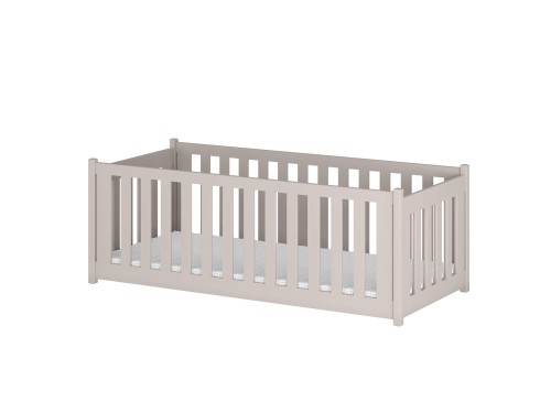 Elegant beige tremmeseng med lamelbund og madras, klar til babyværelset.