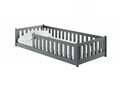 Grå træseng til børn med hvide lameller, sengehest og madras. Perfekt juniorseng til overgang fra tremmeseng.