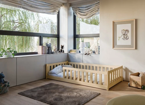 Juniorseng i naturligt træ med lameller, fuld sengehest og madras. Moderne design til børneværelset.
