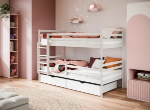 Hvid køjeseng i et hyggeligt børneværelse med lyserøde detaljer, pæne puder og sengetøj.