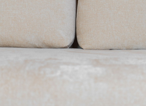 Nærbillede af lysebeige sofa puder med tekstur.