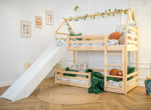 Børneværelse med hus-køjeseng i træ, rutsjebane, grønt sengetøj og planter som pynt.