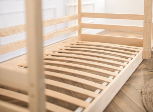 Nærbillede af lamelbund i træ til nederste køje i en køjeseng.