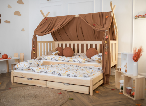 Hus seng i naturtræ med baldakin og udtræksseng i efterårsinspireret børneværelse.