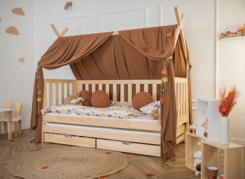 Hus seng i naturtræ med baldakin og udtræksseng i efterårsinspireret børneværelse.