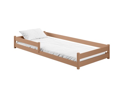 Flot brunt sengestel i minimalistisk design med hvidt sengetøj.