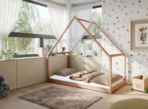 Brun køjeseng i træ med to praktiske opbevaringsskuffer under bunden.