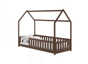 Brun husseng med sikkerhedsgitter og hvidt sengetøj.