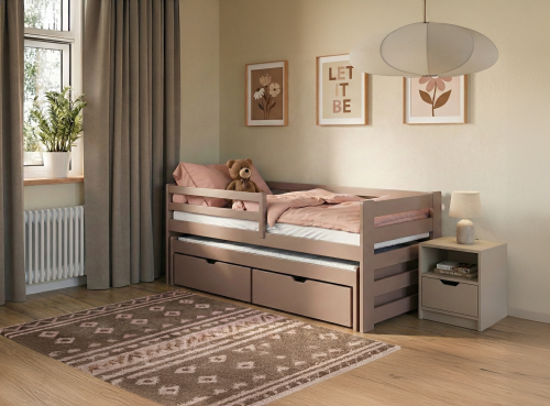 Taupe-farvet højseng med beige sofa nedenunder og praktisk skrå stige.