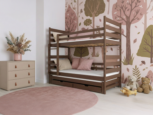 Mørkebrun tredobbelt køjeseng i træ med udtræksseng og praktiske skuffer på hvid baggrund.