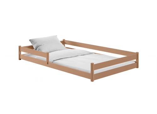 Brun køjeseng i træ med udtrækkelig sengeramme og skuffer til opbevaring.